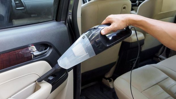 Cleaning a car using a vacuum cleaner