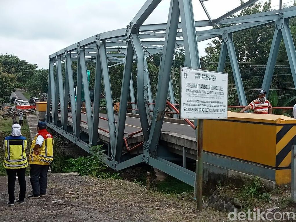 Truk Tabrak Jembatan Ngantru Ngawi Telah Dievakuasi, Jalur Masih Dialihkan