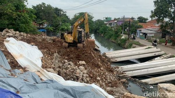 Jembatan VIral 10 M yang Rusak di Karawang Mulai Diperbaiki