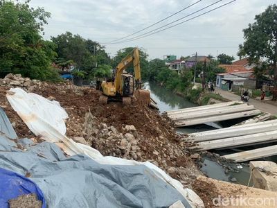 Jembatan VIral 10 M yang Rusak di Karawang Mulai Diperbaiki