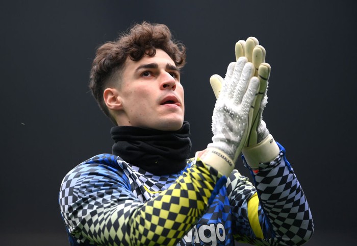 MANCHESTER, ENGLAND - JANUARY 15: Kepa Arrizabalaga of Chelsea acknowledges the fans prior to the Premier League match between Manchester City  and  Chelsea at Etihad Stadium on January 15, 2022 in Manchester, England. (Photo by Laurence Griffiths/Getty Images)