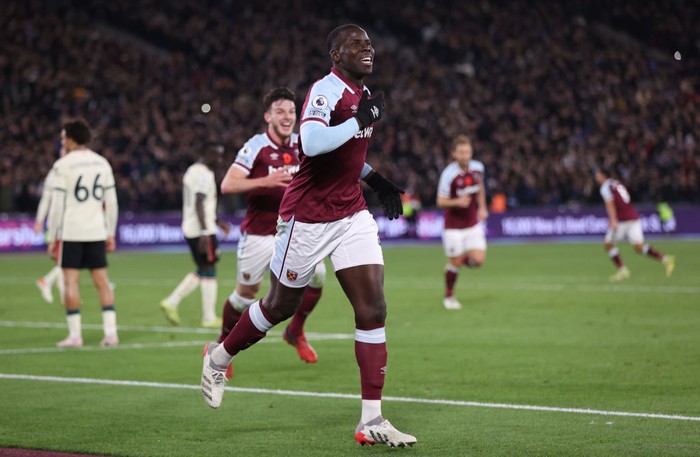 LONDON, ENGLAND - NOVEMBER 07: Kurt Zouma of West Ham United celebrates after scoring their side's third goal during the Premier League match between West Ham United and Liverpool at London Stadium on November 07, 2021 in London, England. (Photo by Alex Pantling/Getty Images)