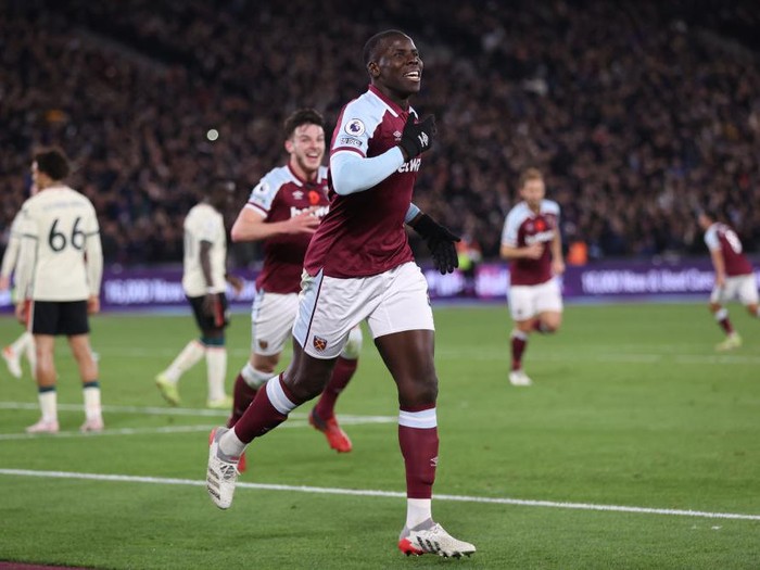 LONDON, ENGLAND - NOVEMBER 07: Kurt Zouma of West Ham United celebrates after scoring their side's third goal during the Premier League match between West Ham United and Liverpool at London Stadium on November 07, 2021 in London, England. (Photo by Alex Pantling/Getty Images)