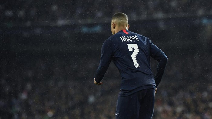 MADRID, SPAIN - NOVEMBER 26: Kylian Mbappe of Paris Saint-Germain looks on during the UEFA Champions League group A match between Real Madrid and Paris Saint-Germain at Bernabeu on November 26, 2019 in Madrid, Spain. (Photo by David Ramos/Getty Images)