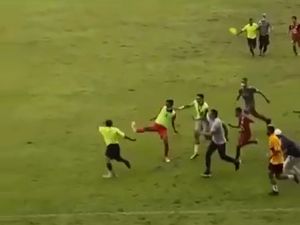 Wasit Korban Kericuhan Laga Liga 3 NZR Sumbersari Vs Farmel FC Lapor Polisi Wasit Korban Kericuhan Laga Liga 3 NZR Sumbersari Vs Farmel FC Lapor Polisi