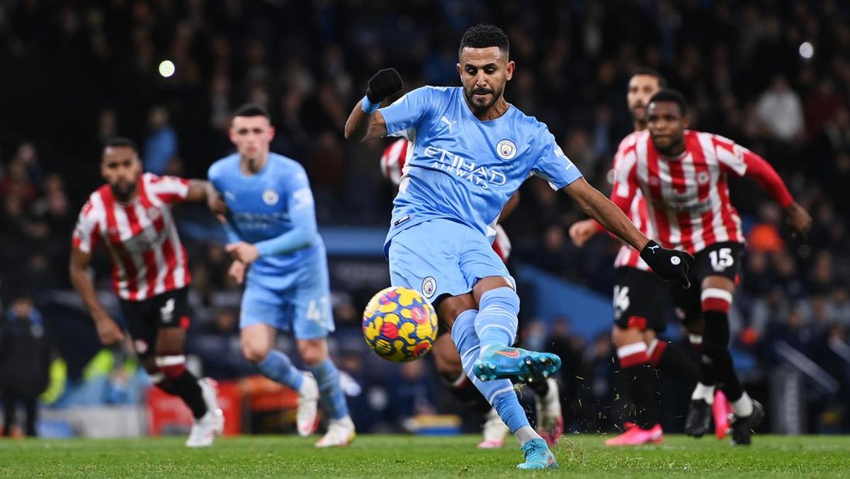 Eksekusi penalti Riyad Mahrez. (Foto: Getty Images/Gareth Copley)