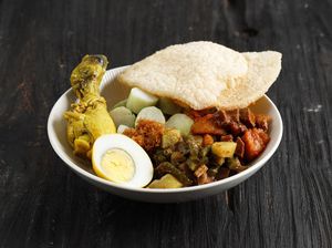 Sekte Terbaru! Makan Lontong Sayur Pakai Tangan Langsung