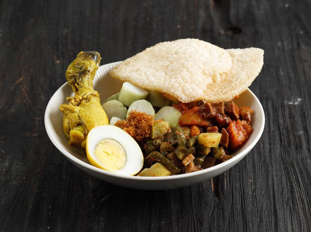 Sekte Terbaru! Makan Lontong Sayur Pakai Tangan Langsung Sekte Terbaru! Makan Lontong Sayur Pakai Tangan Langsung