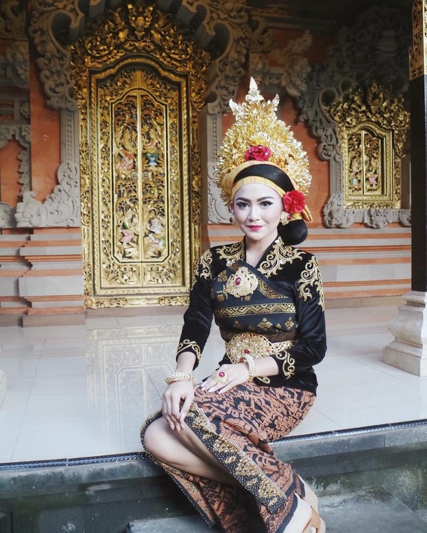 Tampilan Mahalini mengankan kebaya khas pengantin Bali lengkap dengan mahkotanya.