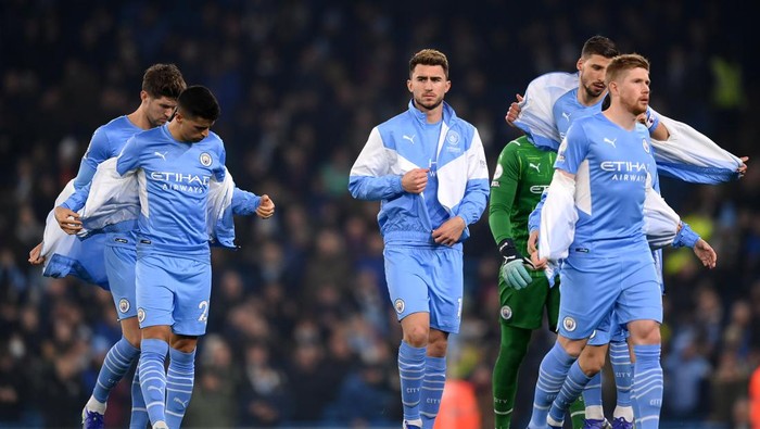 MANCHESTER, ENGLAND - FEBRUARY 09: Manchester City players enter the pitch prior to the Premier League match between Manchester City and Brentford at Etihad Stadium on February 09, 2022 in Manchester, England. (Photo by Laurence Griffiths/Getty Images)