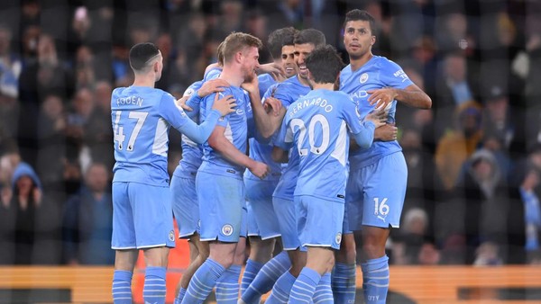 MANCHESTER, ENGLAND - FEBRUARY 09: Kevin De Bruyne of Manchester City celebrates with teammates after scoring their sides second goal during the Premier League match between Manchester City and Brentford at Etihad Stadium on February 09, 2022 in Manchester, England. (Photo by Laurence Griffiths/Getty Images)