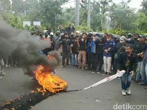 Aksi Solidaritas Wadas, Massa Demo di Jalan Pantura Semarang Aksi Solidaritas Wadas, Massa Demo di Jalan Pantura Semarang