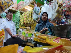 Sulit Dapatkan Minyak Goreng Satu Harga di Lamongan