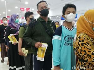 Saat Warga Kota Pasuruan Serbu Stok Minyak Goreng di Swalayan