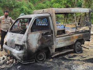 Pikap Muat BBM Ludes Terbakar di Pacitan