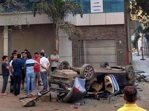 Sopir Wanita Salah Injak Pedal, Mobil Terjun dari Lantai 2