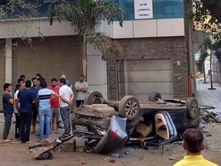 Sopir Wanita Salah Injak Pedal, Mobil Terjun dari Lantai 2