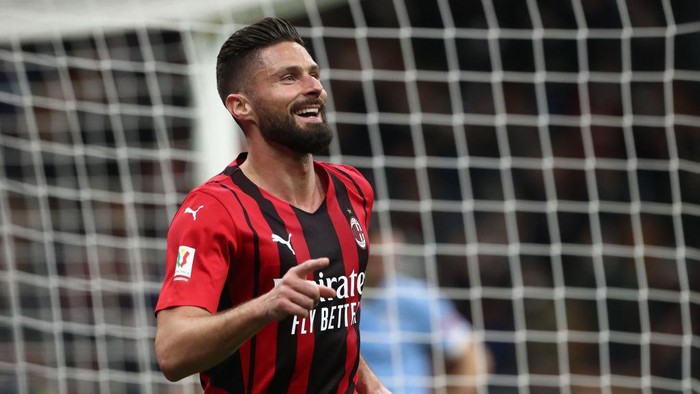 MILAN, ITALY - FEBRUARY 09: Olivier Giroud of AC Milan celebrates his goal during the Coppa Italia match between AC Milan ac SS Lazio at Stadio Giuseppe Meazza on February 09, 2022 in Milan, Italy. (Photo by Marco Luzzani/Getty Images)