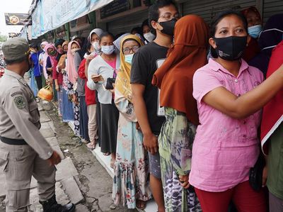 Miris! Minyak Goreng Murah, tapi Harus Rela Antre