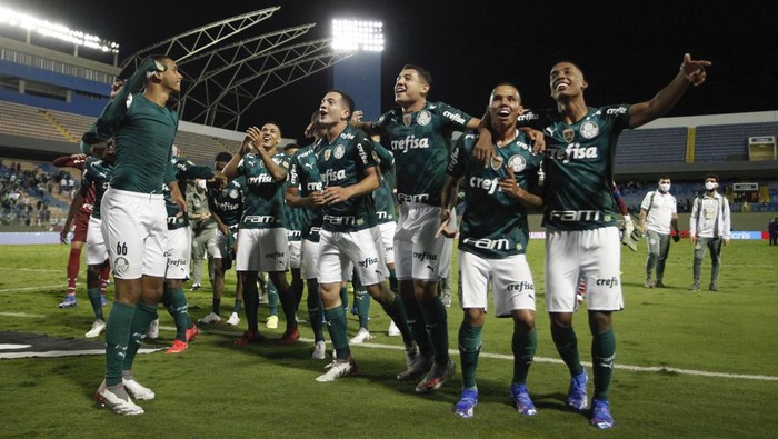 BARUERI, BRAZIL - DECEMBER 09: Players of Palmeiras celebrate after winning the match between Palmeiras and Ceara as part of Brasileirao Series A 2021 at Arena Barueri on December 09, 2021 in Barueri, Brazil. (Photo by Ricardo Moreira/Getty Images)