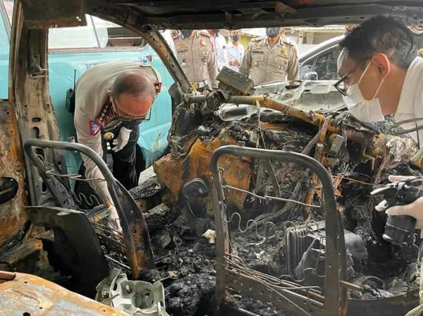 Penampakan Sedan Terbakar yang Tewaskan AKP Novandi dan Sis Zahra