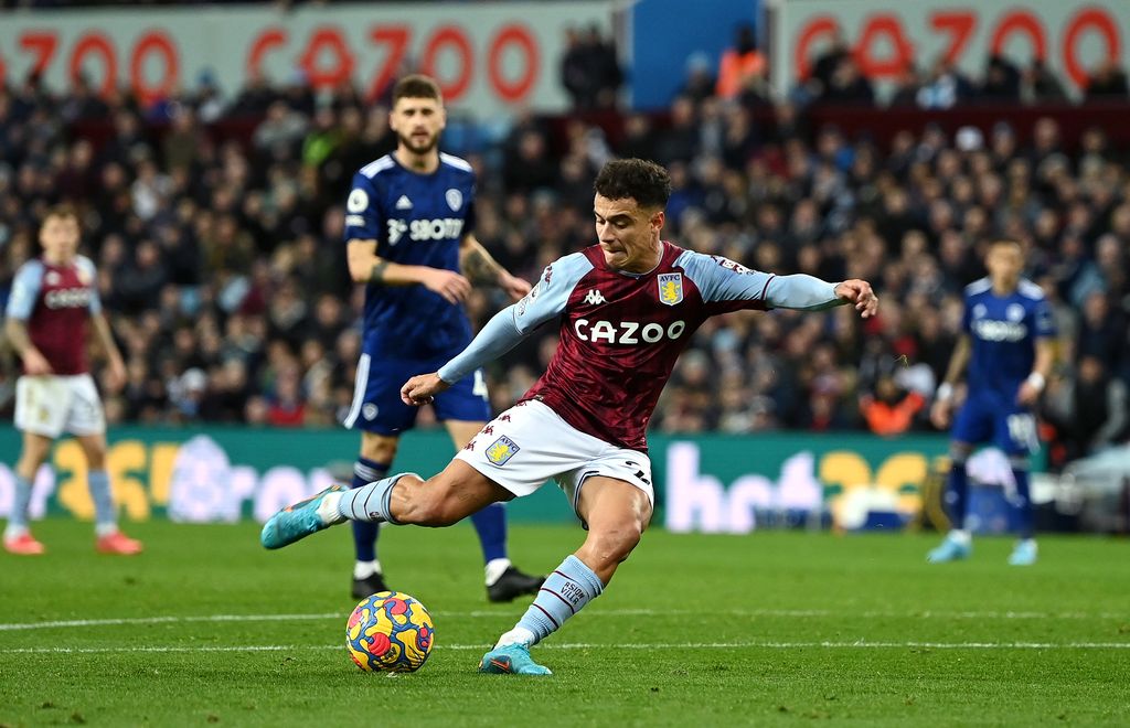 BIRMINGHAM, ENGLAND - FEBRUARY 09: Philippe Coutinho of Aston Villa scores their team's first goal from the penalty spot during the Premier League match between Aston Villa  and  Leeds United at Villa Park on February 09, 2022 in Birmingham, England. (Photo by Shaun Botterill/Getty Images)
