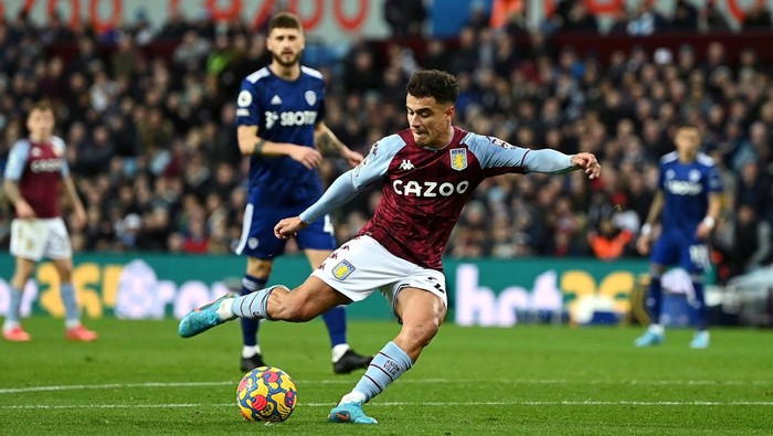 BIRMINGHAM, ENGLAND - FEBRUARY 09: Philippe Coutinho of Aston Villa scores their teams first goal from the penalty spot during the Premier League match between Aston Villa  and  Leeds United at Villa Park on February 09, 2022 in Birmingham, England. (Photo by Shaun Botterill/Getty Images)