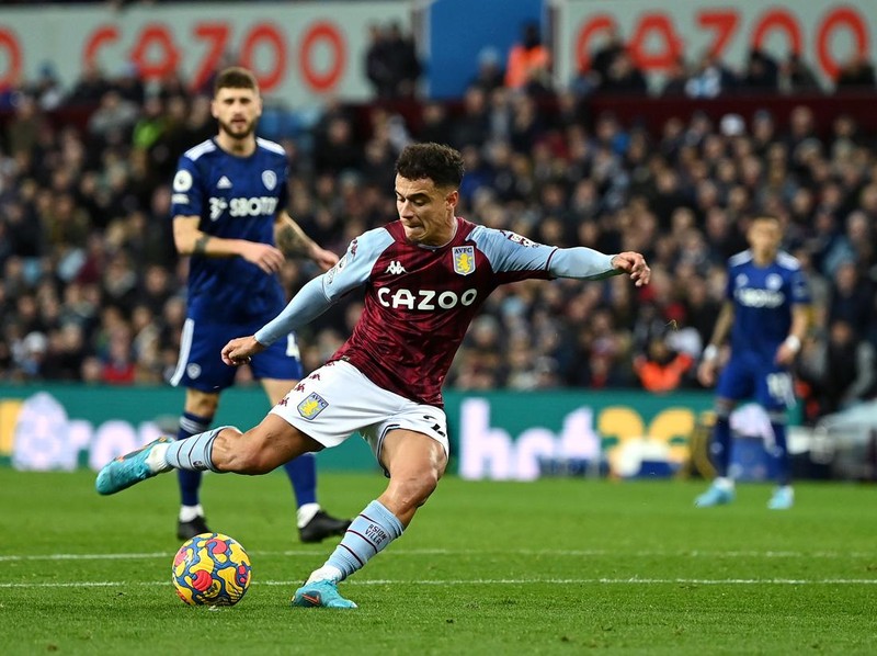 BIRMINGHAM, ENGLAND - FEBRUARY 09: Philippe Coutinho of Aston Villa scores their team's first goal from the penalty spot during the Premier League match between Aston Villa  and  Leeds United at Villa Park on February 09, 2022 in Birmingham, England. (Photo by Shaun Botterill/Getty Images)