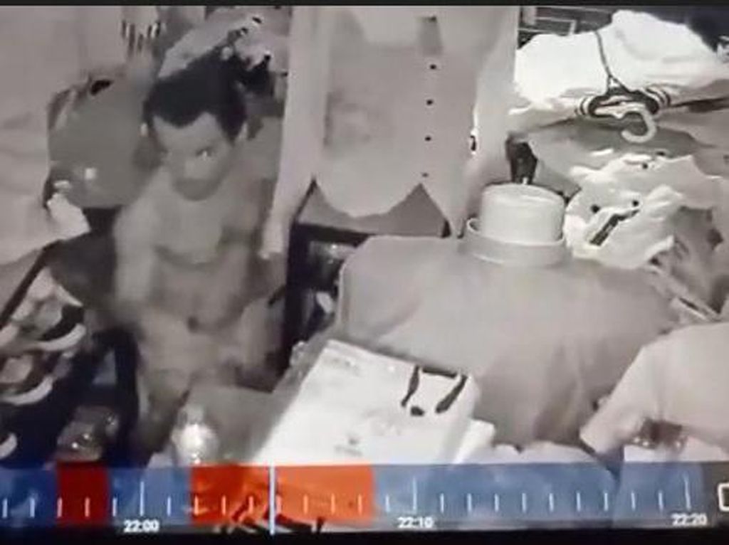 Terekam CCTV, Seorang Pria Telanjang Dada Curi Pakaian di Pasar Majene