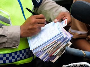 5 Fakta Kapolri Larang Polisi Lakukan Tilang Manual 5 Fakta Kapolri Larang Polisi Lakukan Tilang Manual