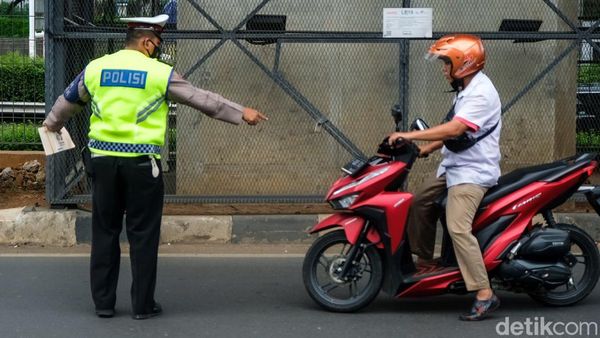 Priiit! Pelanggar Lalin Kena Tilang di Lebak Bulus