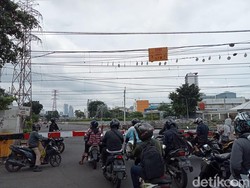 Warga Tolak Perlintasan Stasiun Senen Ditutup: Apa Gerobak Bisa Naik JPO?