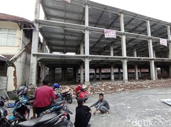 Pekerja Proyek Gedung Poliklinik RSUD dr Soekardjo Protes Upah Belum Dibayar