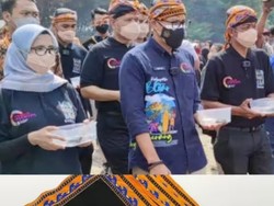 Sandiaga Pernah Dibuatkan Udeng Oleh Perajin Blitar Pembuat Batik Justin Holiday