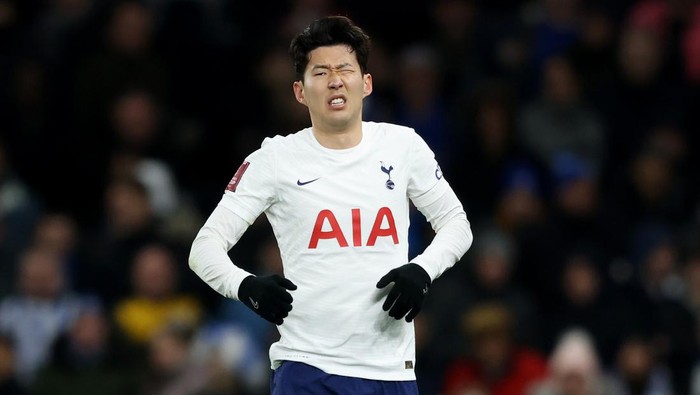 LONDON, ENGLAND - FEBRUARY 05: Heung-Min Son of Tottenham Hotspur reacts after a late challenge during the Emirates FA Cup Fourth Round match between Tottenham Hotspur and Brighton & Hove Albion at Tottenham Hotspur Stadium on February 05, 2022 in London, England. (Photo by Paul Harding/Getty Images)