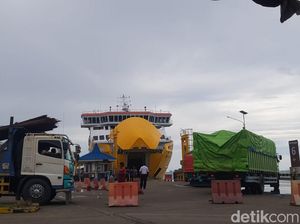 Pelabuhan Merak Dilanda Cuaca Buruk, Truk Antre 9 Jam untuk Menyeberang