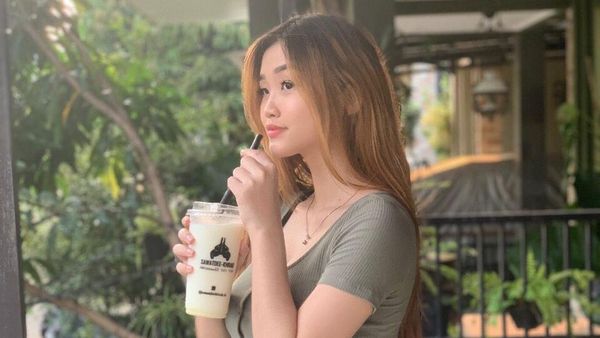 Anastasya Khosasih, Selebgram Seksi yang Hobi Jajan Kaki Lima