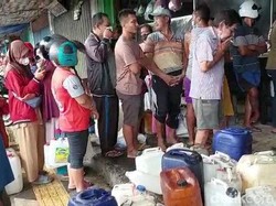 Warga Bojonegoro Rela Antre Panjang Demi Minyak Goreng Curah Harga Rp 13.500