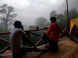 Akhir Pekan Berkemah di Mulut Gua Dikelilingi 27 Air Terjun Batu Tilam