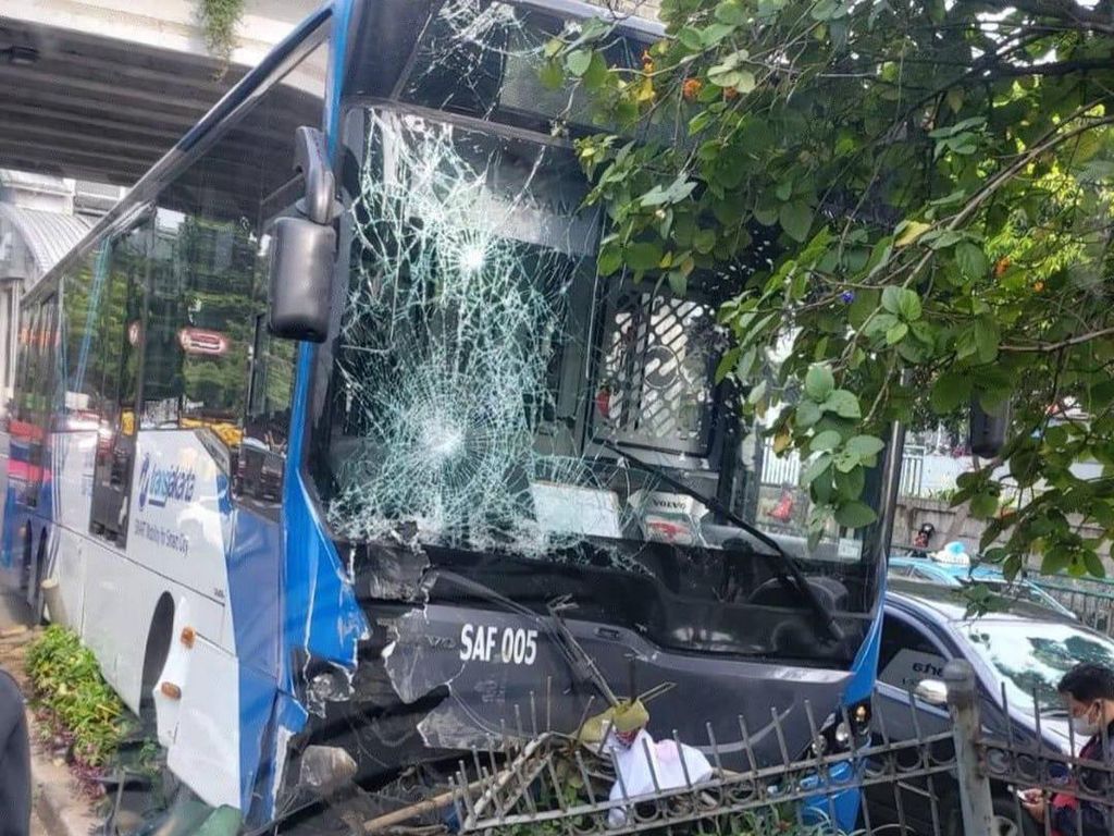 Braakk!! Bus TransJ Nyelonong Tabrak Trotoar di Jl Raden Inten Jaktim