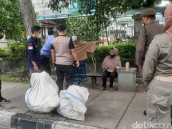 Nenek-Cucu Ngemis Pura-pura Tak Saling Kenal Saat Dirazia Satpol PP