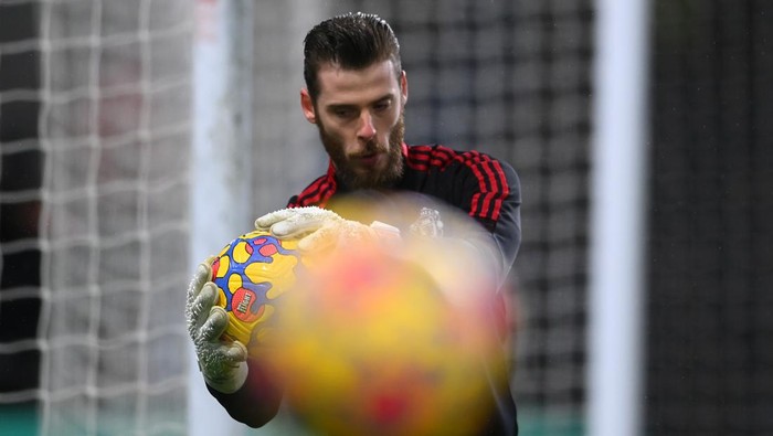 BURNLEY, ENGLAND - FEBRUARY 08: David De Gea of Manchester United warms up prior to the Premier League match between Burnley and Manchester United at Turf Moor on February 08, 2022 in Burnley, England. (Photo by Laurence Griffiths/Getty Images)