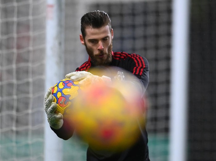 BURNLEY, ENGLAND - FEBRUARY 08: David De Gea of Manchester United warms up prior to the Premier League match between Burnley and Manchester United at Turf Moor on February 08, 2022 in Burnley, England. (Photo by Laurence Griffiths/Getty Images)