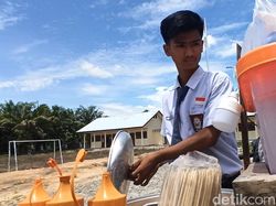 Diki Si Penjual Siomai Berseragam Sekolah Ingin Jadi Pengusaha Sukses
