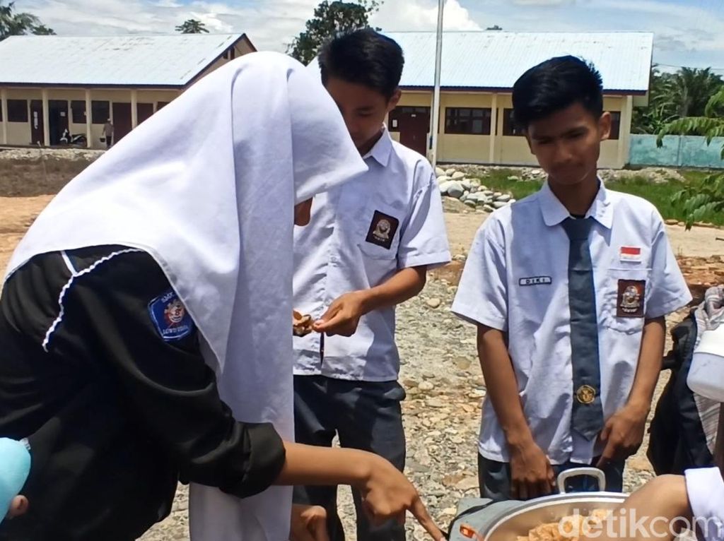 Tekad Siswa Jual Siomay Sambil Sekolah di Sulsel Bikin Kepsek Angkat Topi Tekad Siswa Jual Siomay Sambil Sekolah di Sulsel Bikin Kepsek Angkat Topi