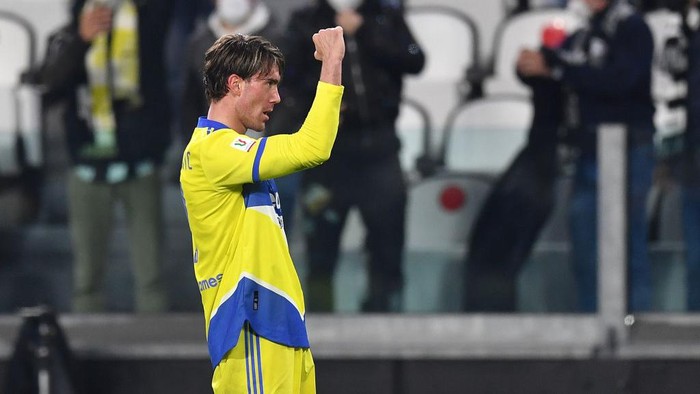 TURIN, ITALY - FEBRUARY 10:  Dusan Vlahovic of Juventus celebrates a goal during the Serie A match between Juventus and Hellas Verona FC at Allianz Stadium on February 6, 2022 in Turin, Italy.  (Photo by Valerio Pennicino/Getty Images )