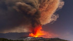 Ngeri dan Takjub, Begini Dahsyatnya Letusan Gunung Etna di Italia
