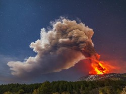 Gunung Api Etna Muntahkan Abu Vulkanik & Lava Pijar