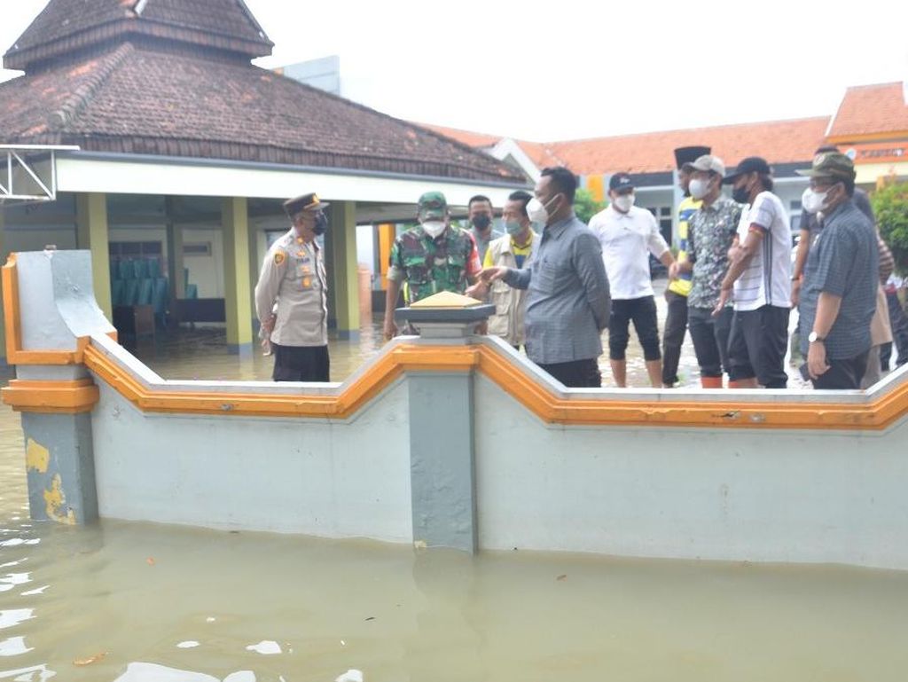 Gus Yani Pantau Langsung Kawasan Gresik Terdampak Banjir Luapan Kali Lamong
