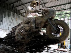 Jabar Hari Ini: Patung Jokowi Naik Motor Dibuat-8 Tersangka Pinjol Diborgol
